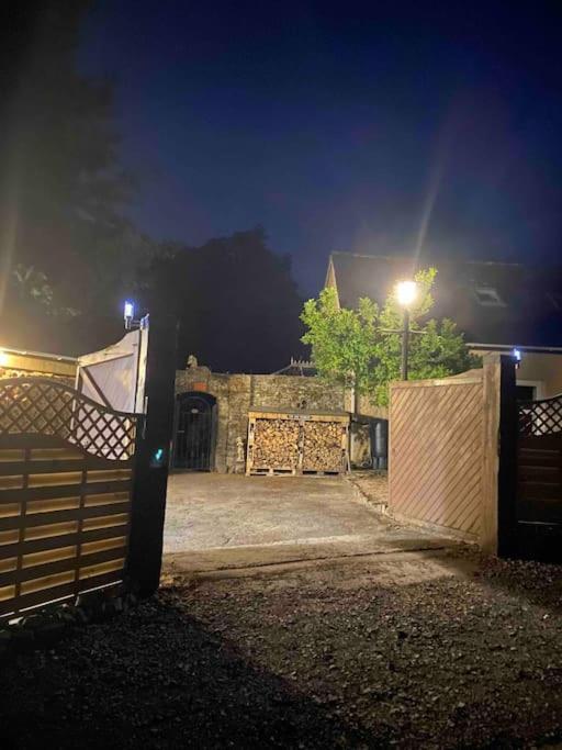 Beautiful Renovated Former Coach House 란데일로 외부 사진