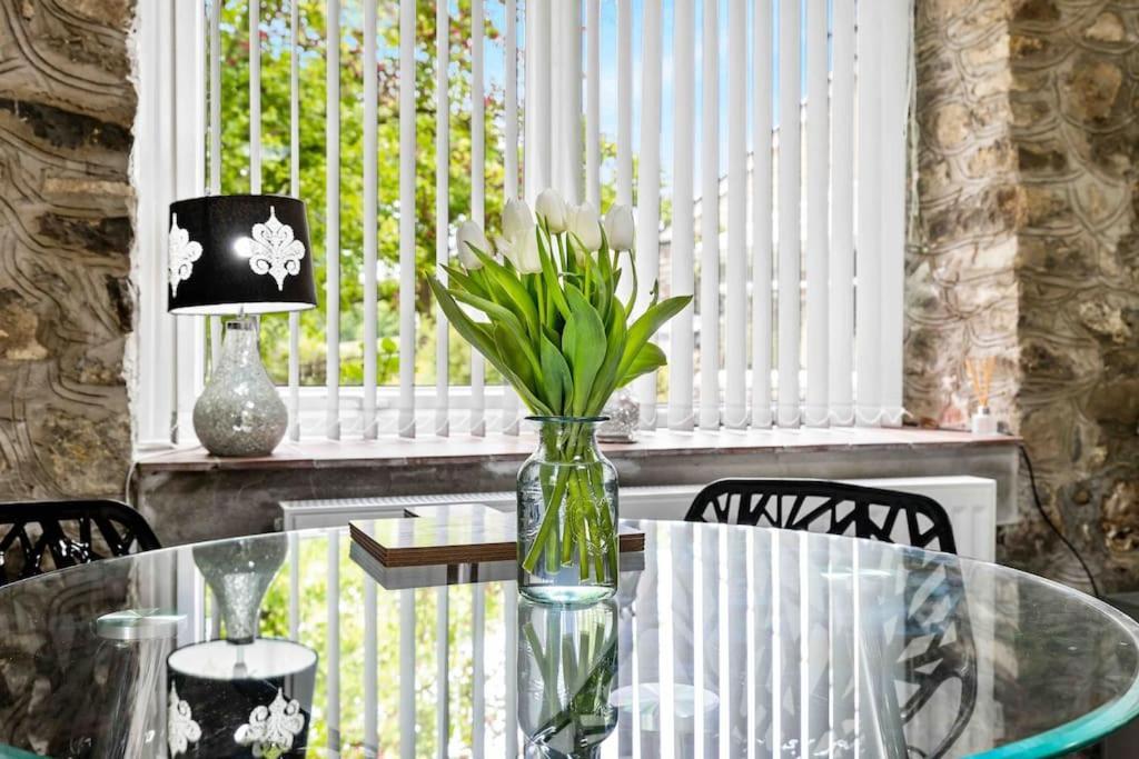 Beautiful Renovated Former Coach House 란데일로 외부 사진