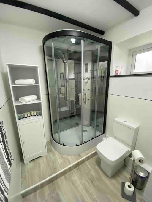 Beautiful Renovated Former Coach House 란데일로 외부 사진