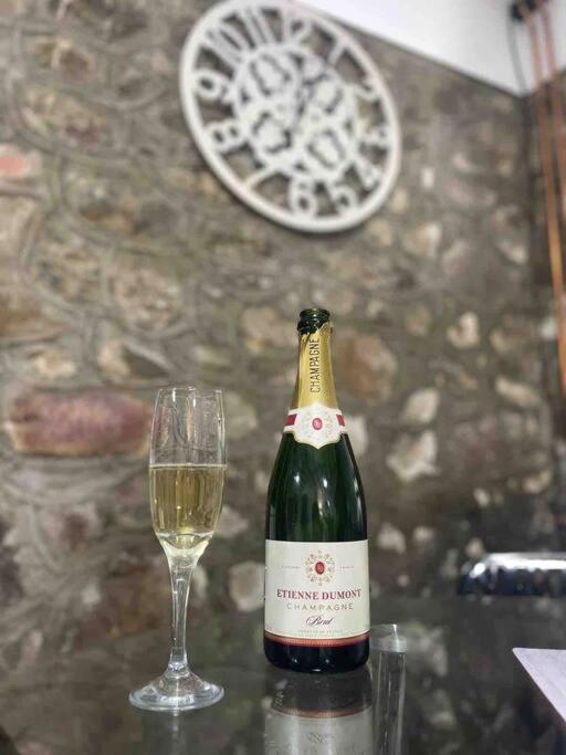 Beautiful Renovated Former Coach House 란데일로 외부 사진