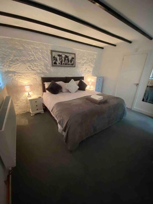 Beautiful Renovated Former Coach House 란데일로 외부 사진