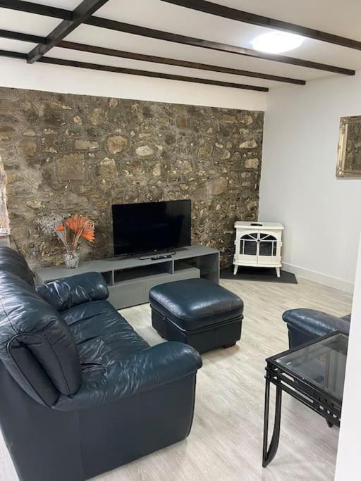 Beautiful Renovated Former Coach House 란데일로 외부 사진