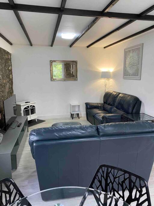Beautiful Renovated Former Coach House 란데일로 외부 사진